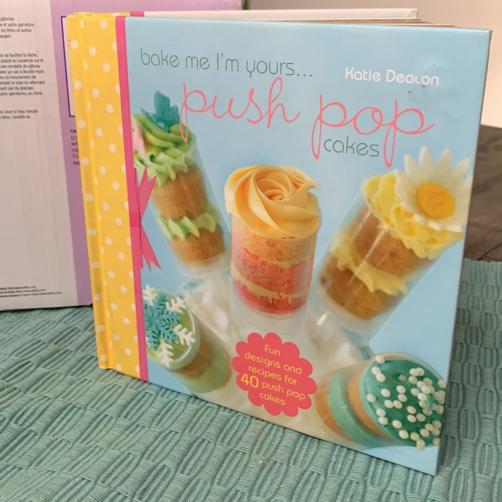 WILTON Bundle dessert cake kit & Recipe Book 2 piece set - Picture 2 of 10